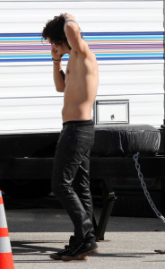 topless Orlando Bloom on the set of his new movie