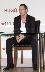 Jonathan Rhys Meyers supports Hugo Element