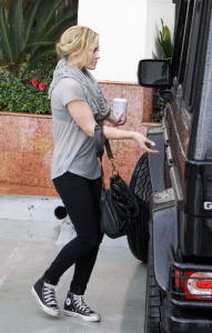 Hilary Duff spotted grapping a cup of coffee yesterday