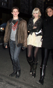 Taylor Momsen and Connor Paolo on the set of Gossip Girl