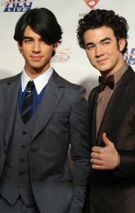 Kevin Jonas and Joe Jonas arrive at the 2009 MusiCares Person of the Year Tribute in Los Angeles