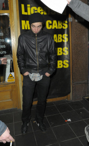 Robert Pattinson foutside the Groucho club in London on february 7th 2009