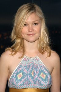 Julia Stiles at the Swarovski CFDA Dinner in New York on the 4th of June 2006