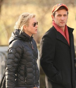 Renee Zellweger and her boyfriend Dan Abrams shopping for wine in New York City on February 8th 2009 3