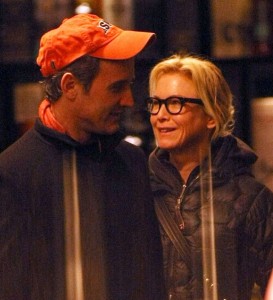 Renee Zellweger and her boyfriend Dan Abrams shopping for wine in New York City on February 8th 2009 2