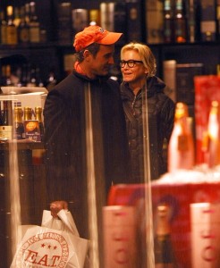 Renee Zellweger and her boyfriend Dan Abrams shopping for wine in New York City on February 8th 2009 5