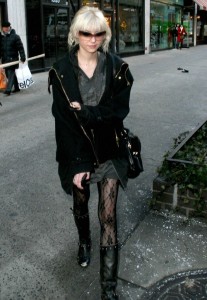 Taylor Momsen on the Gossip Girl filming set