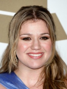 Kelly Clarkson arrives at the 2009 GRAMMY Salute To Industry Icons