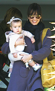 Jessica Alba leaving a meeting at a house in Los Angeles with her daughter Honor Marie on February 10th 2009 3