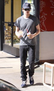 Hayden Christensen in Los Feliz at Robeks Juice buying juice on Tuesday February 9th 2009 3