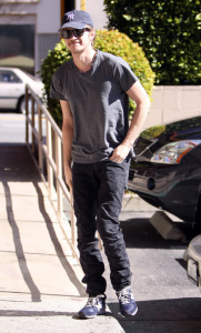 Hayden Christensen in Los Feliz at Robeks Juice buying juice on Tuesday February 9th 2009 2