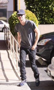 Hayden Christensen in Los Feliz at Robeks Juice buying juice on Tuesday February 9th 2009 1