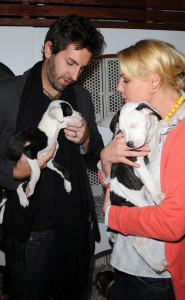 Katherine Heigl and her husband Josh Kelley playing with lil puppies during the Mutts To Melrose event on February 11th 2009 4