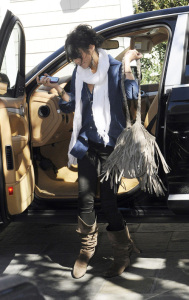 Vanessa Hudgens arriving for lunch in Santa Monica on February 12th 2009 3