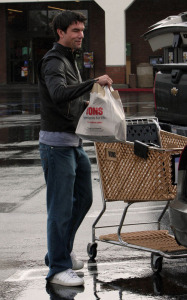 Jerry O'Connell goes shopping for groceries and red roses for wife Rebecca Romijn in Calabasas, California on February 12th 2009