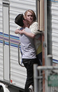 Hayden Panettiere and Milo Ventimiglia hugging on the filming set of the TV show Heroes