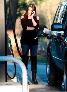 Khloe Kardashian spotted Pumping Gas into her black SUV on February 9th 2009 3