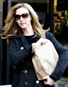 Lisa Kudrow shops at the Beverly Glen Market in Los Angeles on February 10th 2009 1