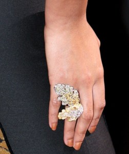 Beyonce Knowels wears a beautiful jewlery peace on her finger for the oscars 81st Academy Awards