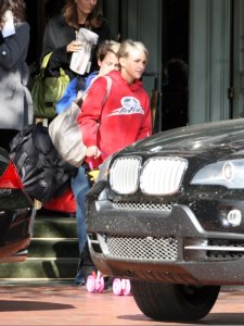 Jamie Lynn Spears leaves her sisters hotel in New Orleans on March 4th 2009 1