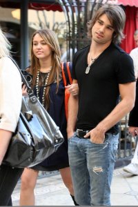 Miley Cyrus shopping with Justin at the Grove on the 7th of March 2009 1