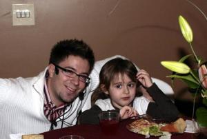 Danny Gokey with a kid at Sophias heart foundation event