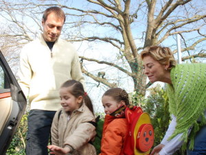 Ece Uslu with Sinan Sumer and the two kids Kubra Ayca Turan and Cagla Simsek