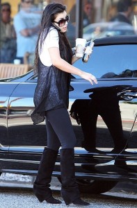 kim kardashian spotted Grabbing coffee from Starbucks on April 6th 2009 6