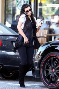 kim kardashian spotted Grabbing coffee from Starbucks on April 6th 2009 2