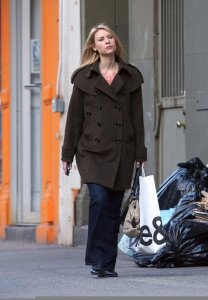 Claire Danes spotted shopping in SoHo on April 4th 2009 3