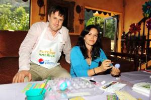 Courteney Cox and husband David Arquette attend feeding America Easter Benefit at Pepsi House on 7th April 2009 3