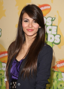 Victoria Justice arrives at Nickelodeon's 2009 Kids Choice Awards