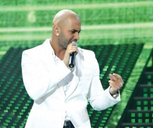 Massari singing on stage of starac6 on May 8th 2009