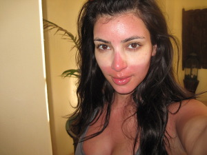 Kim Kardashian sunburned pictures on April 16th 2009