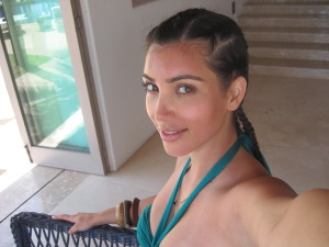 Kim Kardashian sunburned pictures on April 16th 2009