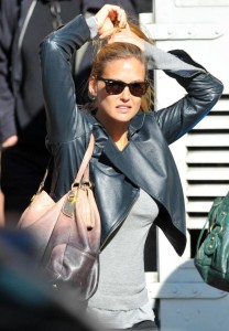 Bar Refaeli arrives for lunch at Bar Pitti and then shops at Best Buy in New York City on April 16th 2009 4