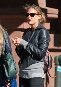 Bar Refaeli arrives for lunch at Bar Pitti and then shops at Best Buy in New York City on April 16th 2009 1