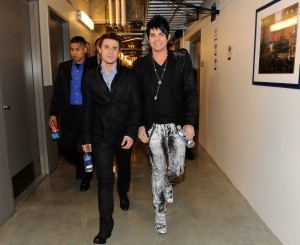 desktop wallpaper photo of Adam Lambert and Kris Allen backstage getting ready to get on stage of American Idol season8 on May 19th 2009