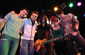 Photo shoots of SLASH with the four contestants of American Idol season8, Adam Lambert, Danny Gokey, Allison Iraheta, and Kris Allen