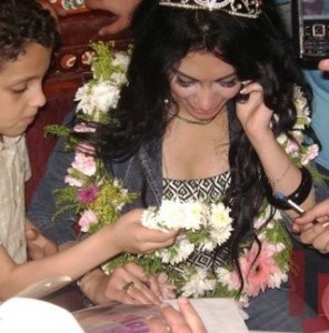 Mirhan Hussein photos with her fans 16