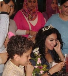 Mirhan Hussein photos with her fans 7