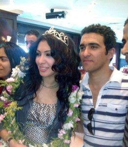 Mirhan Hussein photos with her fans 12