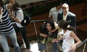 Mirhan Hussein photos with her fans 13