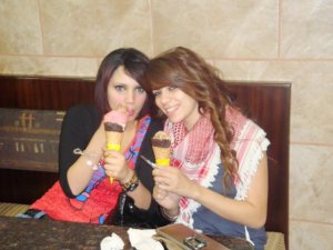 Ines Lasswad pictures from the visit to Amman Jordan eating icecream with Diala Ouda