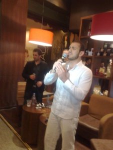 picture of Nazem Ezzeddine singing to his fans during his visit to Amman Jordan