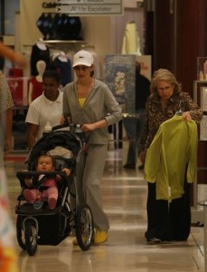 Thalia spotted shopping at Lincoln Road in Miami Florida with her baby daughter in January 2009 2