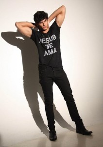 Jesus Luz wearing a black tshirt with Jesus Te Ama printed on it 3