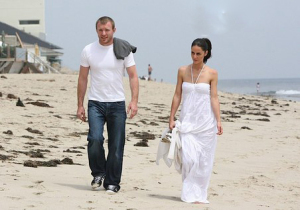 Guy Ritchie seen with a woman on Malibu beach 5