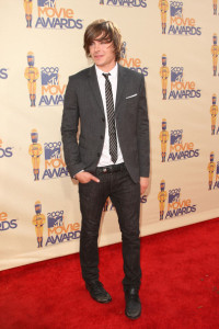 Zac Efron arrives on the red carpet of the 18th Annual MTV Movie Awards on May 31st 2009 3