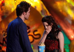 Robert Pattinson and Kristen Stewart accept the Best Kiss award onstage during the 18th Annual MTV Movie Awards on May 31st 2009 in California 5